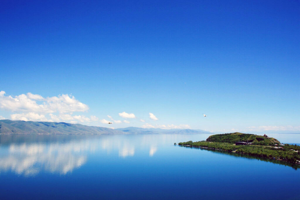 Озеро севан вода. Озеро Севан Армения. Жемчужина Армении озеро Севан. Горное озеро Севан. Национальный парк Севан.